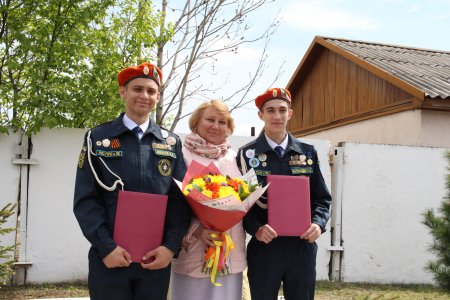 Первоклассники школы юных пожарных спасателей ЕАО принесли присягу кадета МЧС России
