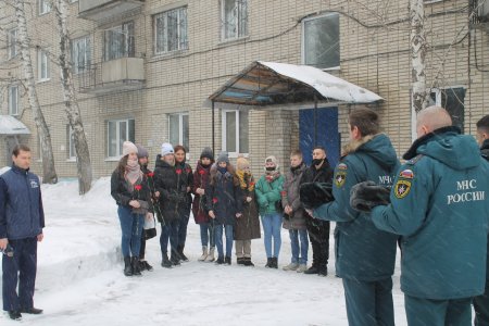 Школьники и студенты - спасатели Алтайского края приняли участие во Всероссийской акции «Цветы у обелиска»