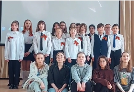 Знаменитую "Катюшу" спели сегодня школьники из Гомеля и России.