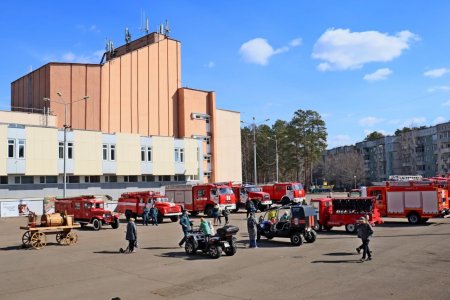 Выставка пожарной техники, стоящей на вооружении Специального управления ФПС № 2 МЧС России