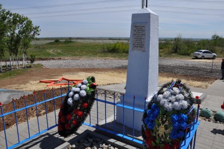 Городищенское местное отделение Движения "Школа безопасности" взяло на себя обязательство по уходу за Братским захоронением "ВЫСОТА 137,2" в Россошинском с.п. Городищенского района Волгоградской области