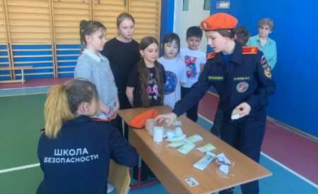 Уроки безопасности и дружбы: юные спасатели из школы №1222 поделились знаниями с патронатными семьями