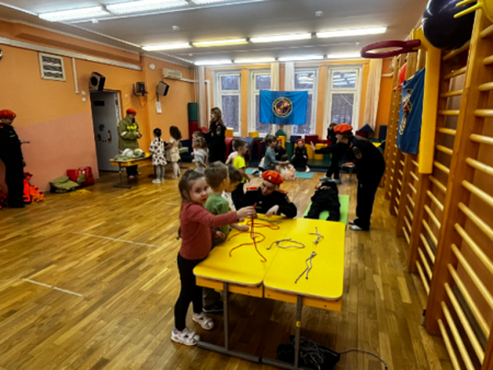 Маленькие герои в большом городе: урок безопасности и добра от старших наставников