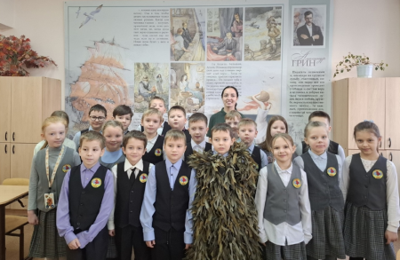 Урок мужества в гимназии имени А. Грина: школьники узнали о помощи фронту и примерили экипировку военных