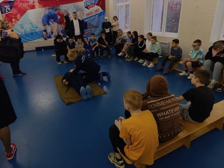 «Безопасно жить и дружить»: мобильный отряд «Школа безопасности-1391» учит детей самому главному — спасать жизни