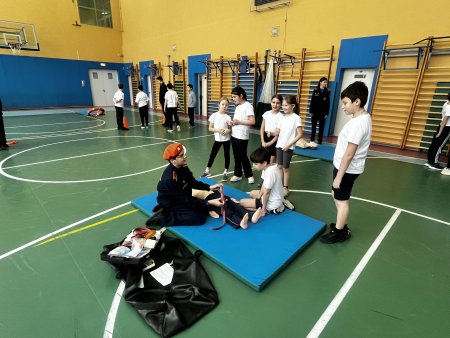 Учим безопасности и дарим сказку