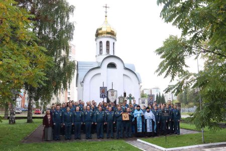 Железногорские пожарные-спасатели прошли крестным ходом в честь иконы «Неопалимая купина»